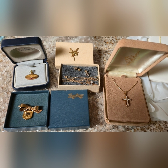 Lot of Assorted 12/14/24k Gold  Plated Necklaces and Pins 10.15 Grams - Picture 1 of 16